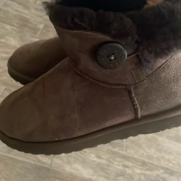 Ugg Mini Bailey Button - Picture 4 of 6